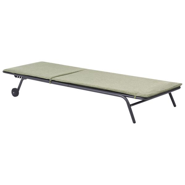 Holzliege mit Textilbespannung auf einer Terrasse mit Meerblick