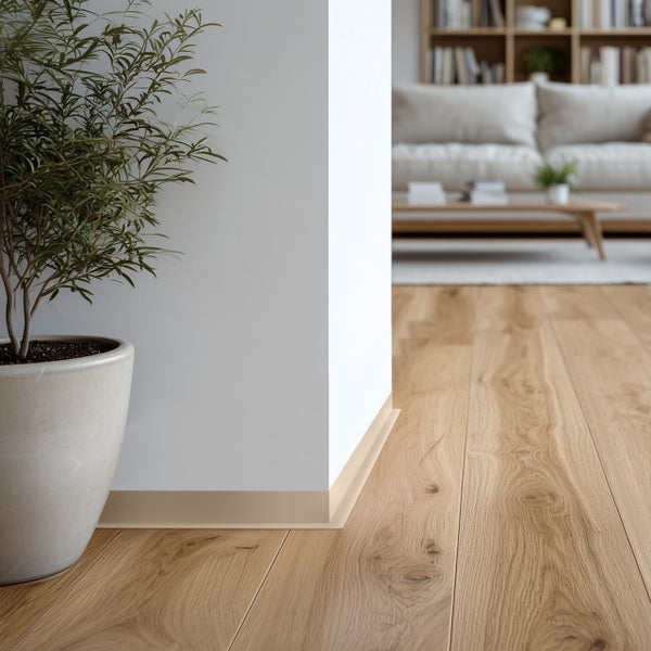 Heller Wohnraum mit Holzboden, Sockelleiste und Zimmerpflanze im Topf