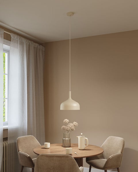 Esstischszene mit Pendelleuchte, Stühlen und Tischdekoration