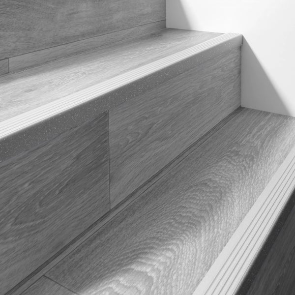 Nahaufnahme einer Treppe mit Laminatstufen und Treppenkantenprofil