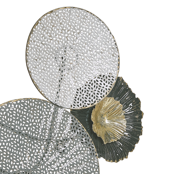 Wanddekoration aus Metall mit floralem Muster und durchbrochenen Kreisen