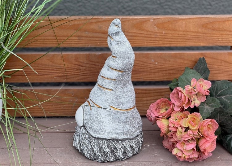 Gartenzwerg-Figur aus Steinguss mit spitzer Mütze und Bart, dekorative Gartenfigur für den Außenbereich.