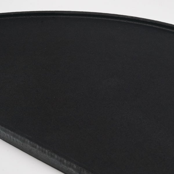 Schwarze Pizzaplatte aus Gusseisen