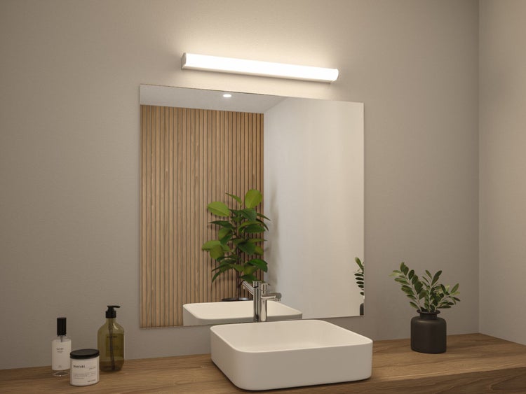 Modernes Badezimmer mit Waschtisch, Spiegel und Beleuchtung