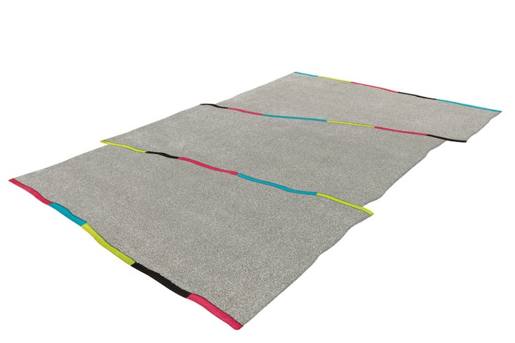 Rechteckiger grauer Teppich mit farbigen Rändern und modernem Design.