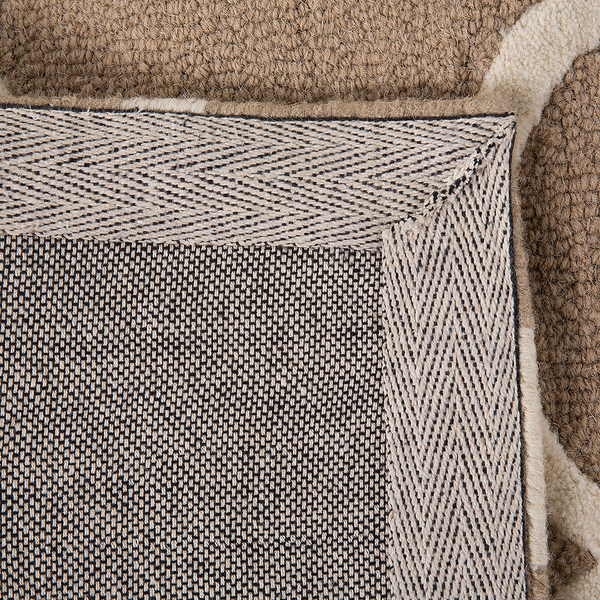 Detailansicht eines Teppichs mit Bordüre und gewebter Rückseite.