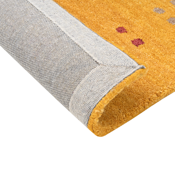 Detailansicht eines gewickelten Teppichs mit geometrischem Muster