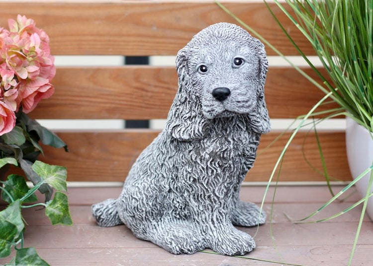 Gartenfigur sitzender Hund in Steinoptik mit detaillierter Fellstruktur
