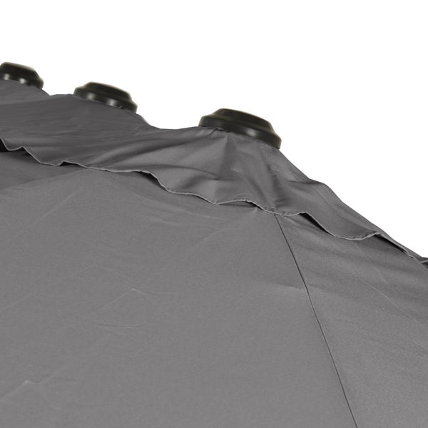 Detailansicht eines grauen Sonnenschirms