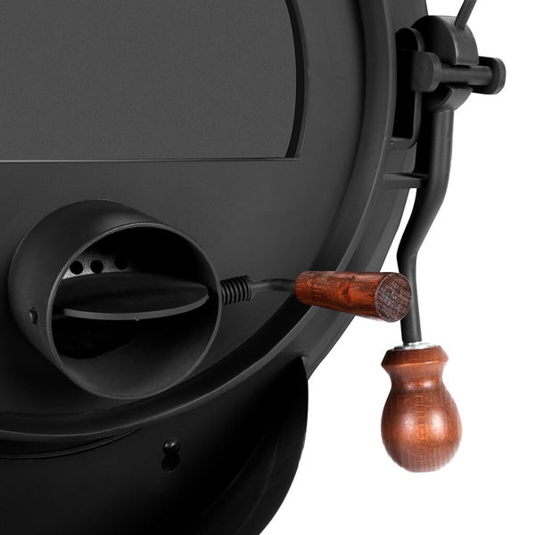 Detailansicht eines Ofens mit Luftregler und Holzgriff.