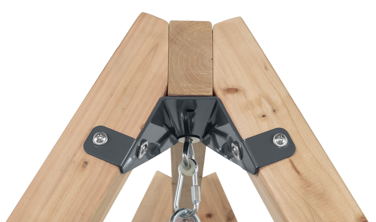 Detailansicht eines Holzschaukelgerüsts mit Metallverbindungen und Karabinerhaken