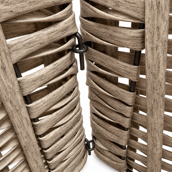 Detailansicht eines Paravents aus Kunststoffgeflecht mit Metallscharnier.