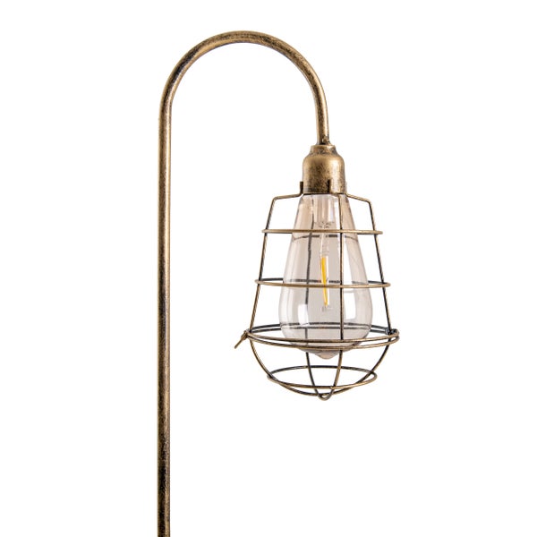 Zwei dekorative Gartenleuchten aus Metall mit Solarpanel vor einer Steinmauer und Pflanzen.