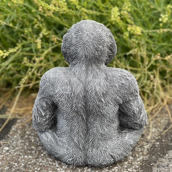 Gartenfigur Gorilla aus Kunststein in realistischer Felloptik als Dekoration für den Außenbereich.
