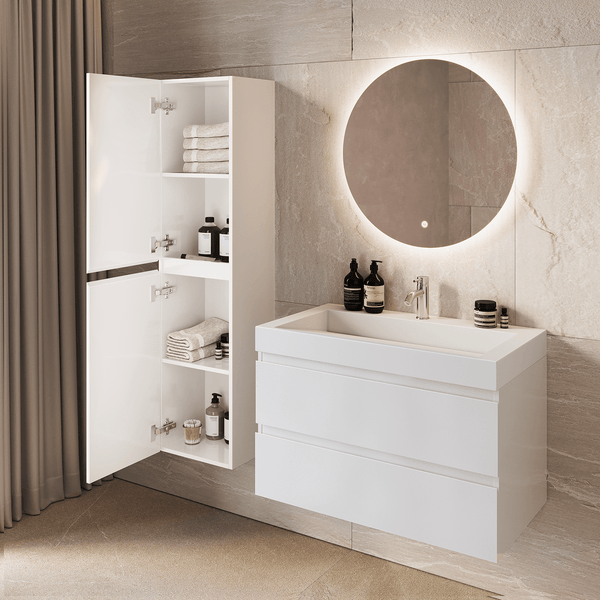 Modernes Badezimmer mit weißem Waschtischunterschrank, rundem LED-Spiegel und offenem Hochschrank an einer Wand in Steinoptik.