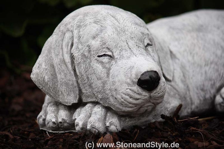 Gartenfigur schlafender Hund Welpe aus Steinguss für die Gartendekoration