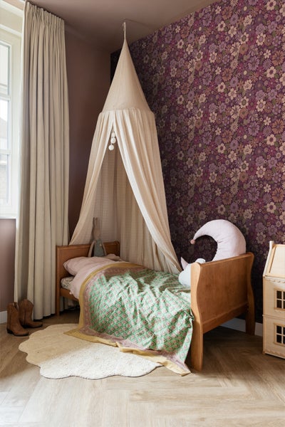 Kinderzimmer mit Holzbett, Baldachin, Blumendesign Tapete und Teppich