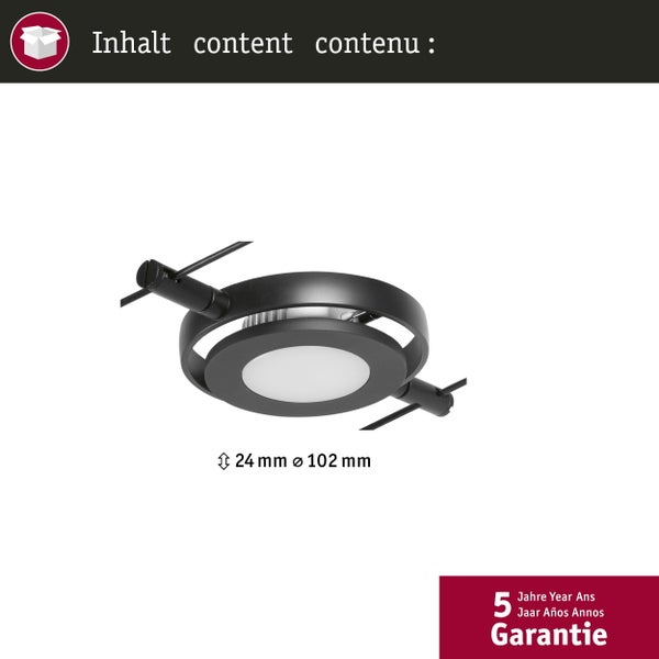 Helles Esszimmer mit Holztisch, Stühlen, Dekoration und Küchenbereich unter dem Dach