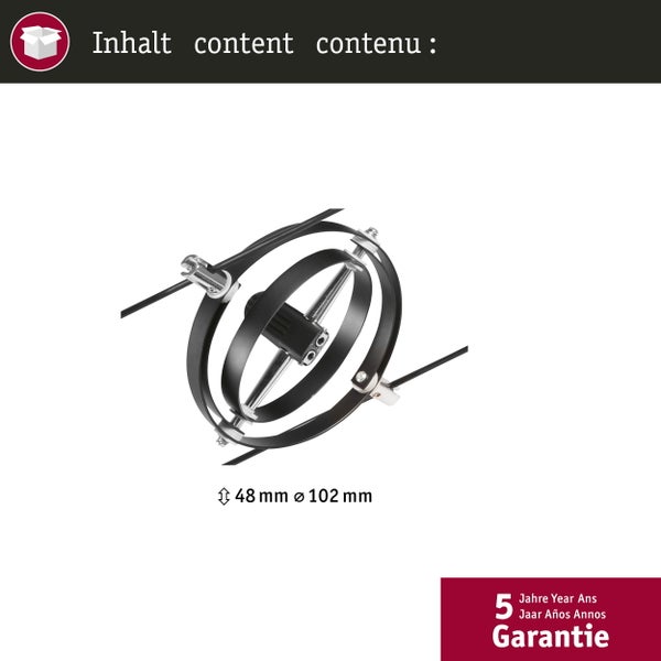 Beleuchteter Dachbodenraum mit Schienensystem, Kommode, Sessel und Spiegel
