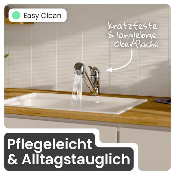 Spülbecken mit Wasserhahn und fliesengleicher Wand