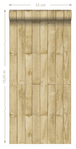 Dekorative Szene mit Holzpaneel-Tapete, Gießkanne, Kissen und Decke auf einer Holzbank