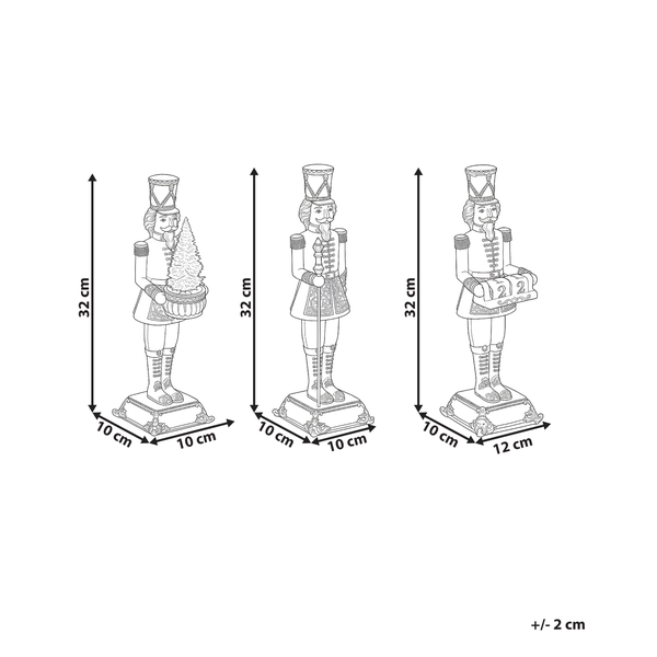 Drei Nussknacker Figuren als Weihnachtsdekoration auf einem Kaminsims mit Tannenzweigen, Zapfen und beleuchtetem Stern.