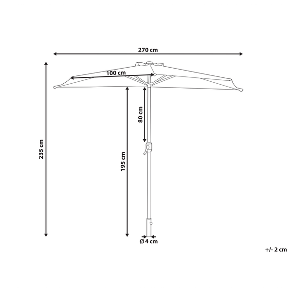 Moderne Terrasse mit grünem Sonnenschirm, Korbsesseln, Tisch, Jute-Teppich und Pflanzen vor dunklem Holzzaun bei hellem Tageslicht.