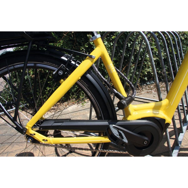 Detailansicht Hinterrad eines gelben Fahrrads mit Schloss