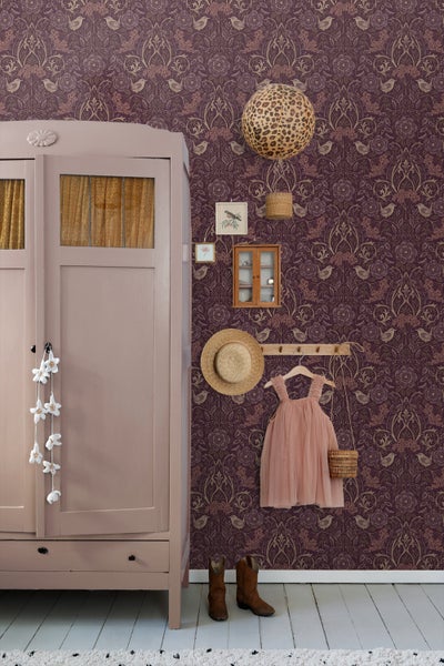Kinderzimmer mit floraler Tapete, Garderobe und Accessoires