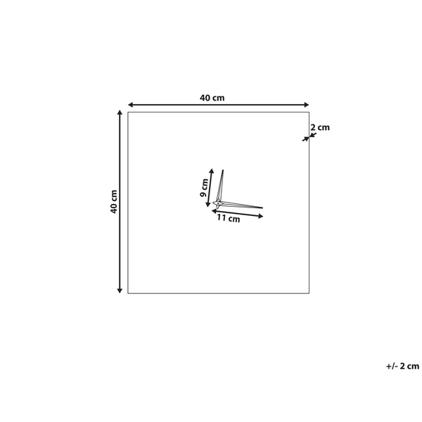 Szene mit Gartentisch aus Holz und Metall mit Flechtstühlen im Außenbereich