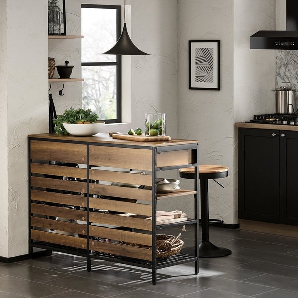 Kücheninsel mit Holzplatte und Regalen im offenen Küchendesign