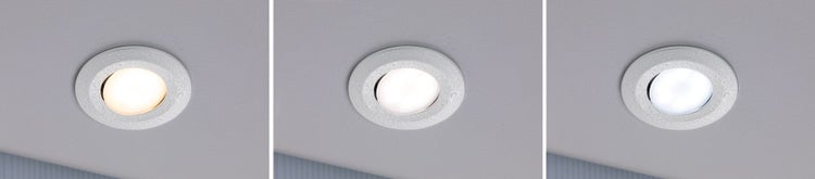 Drei Deckeneinbaustrahler mit unterschiedlichen Farbtemperaturen