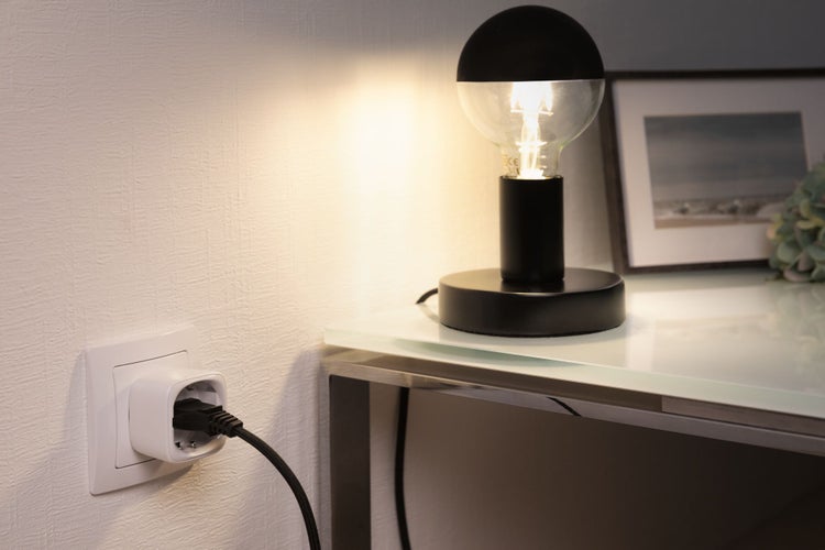 Szene mit einer eingesteckten Lampe in einer Steckdose