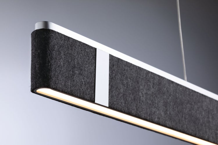 Detailansicht einer runden Deckenleuchte mit Holzrahmen