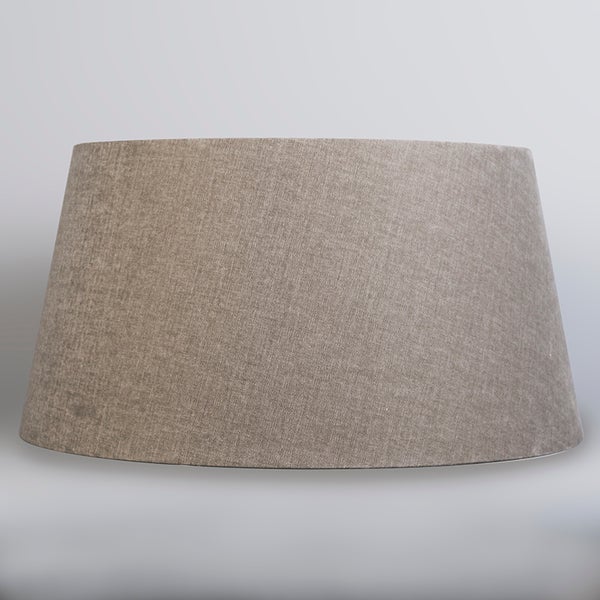 Mehrere Regale mit diversen Gegenständen und einer Person zur Größenorientierung