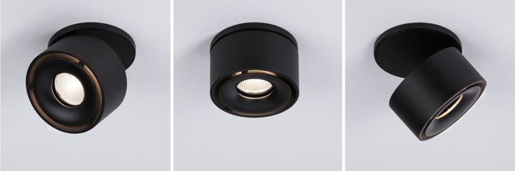 Drei schwarze Deckenspots mit runder Form und verstellbarem Licht