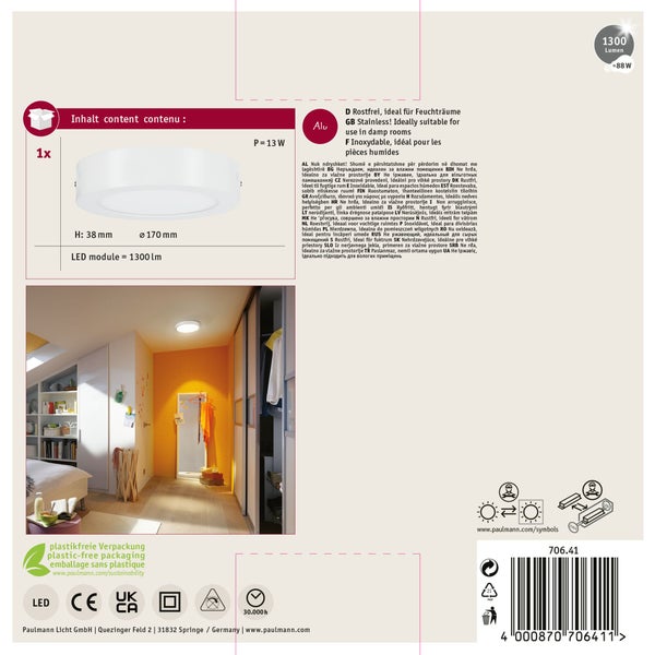 Wohnzimmer mit Kamin, Sofa, Tisch und Dekorationen