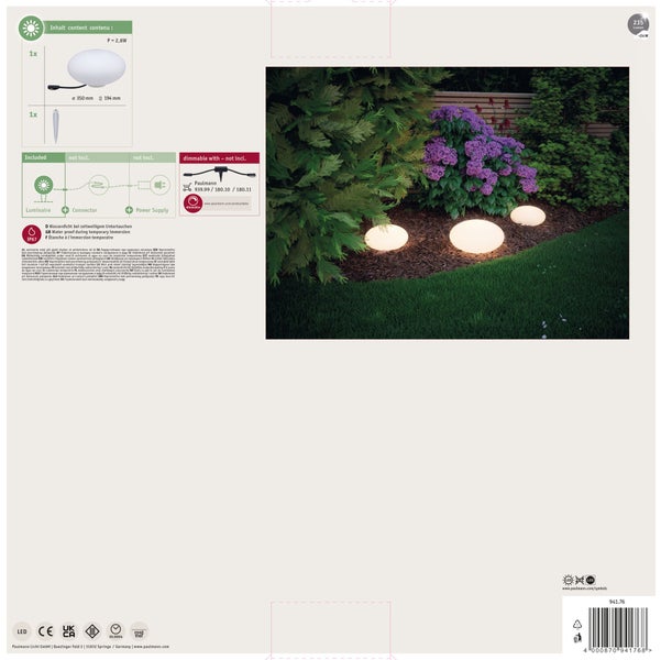 Beleuchteter Garten mit Weg, Rasenfläche, Bäumen und Teich am Abend.