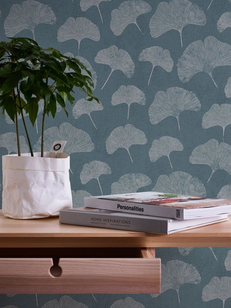 Dekorative Tapete mit Ginkgo-Blatt-Muster in einem stilvollen Raum