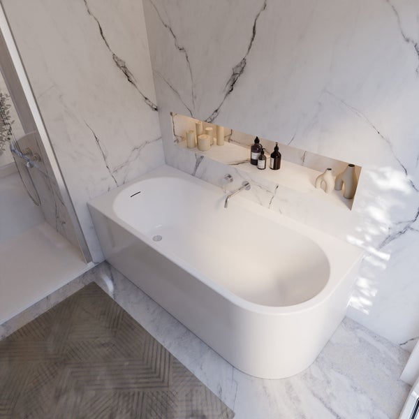 Helles Badezimmer mit weißer Badewanne, Armatur und Marmorfliesen.