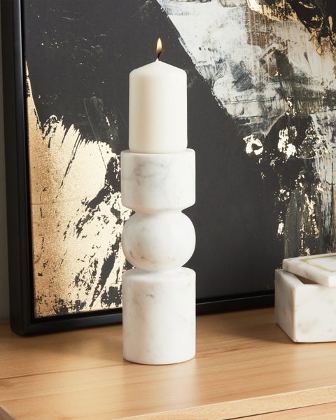 Dekorative Marmorsäule mit Kerze und modernem Gemälde im Hintergrund