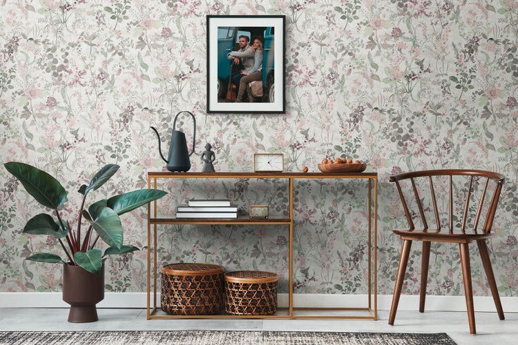 Wohnzimmer mit Zickzack Tapete, Sofa und Zimmerpflanze