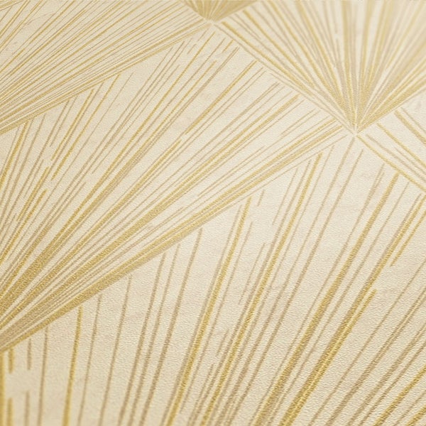 Innenraum mit gemusterter Tapete, Holztisch und weißen Hockern