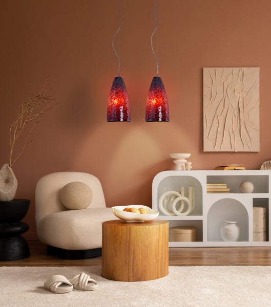 Wohnzimmer mit zwei Mosaik Hängelampen, Sessel und Dekoration