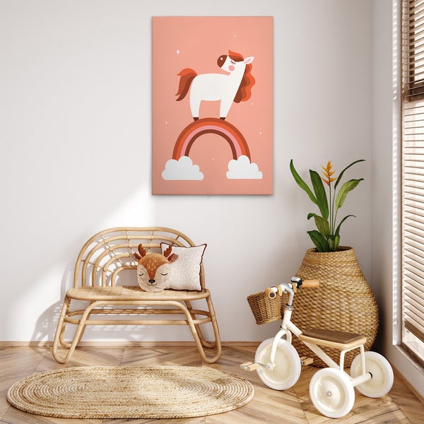 Kinderzimmerdekoration mit Einhorn-Regenbogen-Wandbild, Rattanbank, Spielzeugdreirad und geflochtenem Teppich