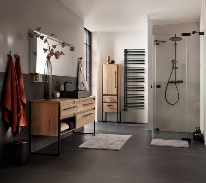 Modernes Badezimmer mit Waschtischunterschrank, Spiegel, Handtuchheizkörper und Dusche.