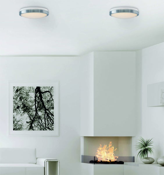 Zwei Deckenleuchten aus Metall im hellen Wohnzimmer mit Kamin