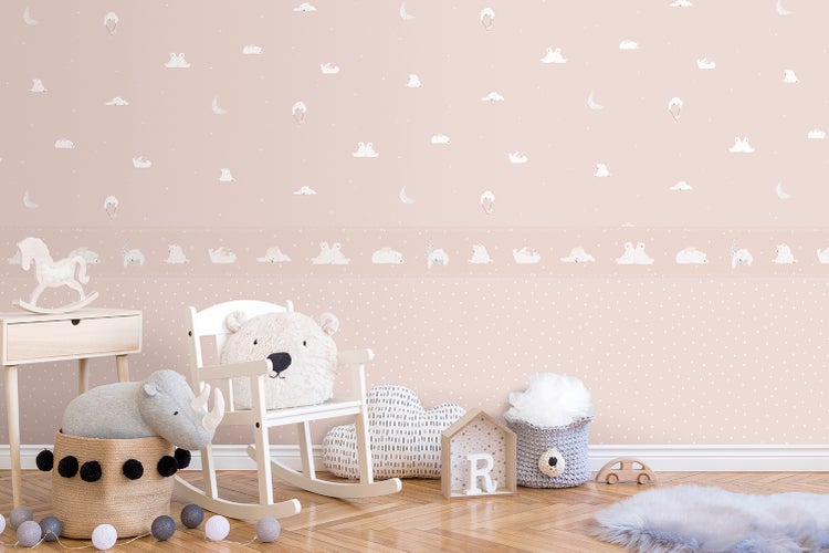 Dekoratives Kinderzimmer mit Tapete, Spielzeug und Holzfußboden für eine freundliche Atmosphäre