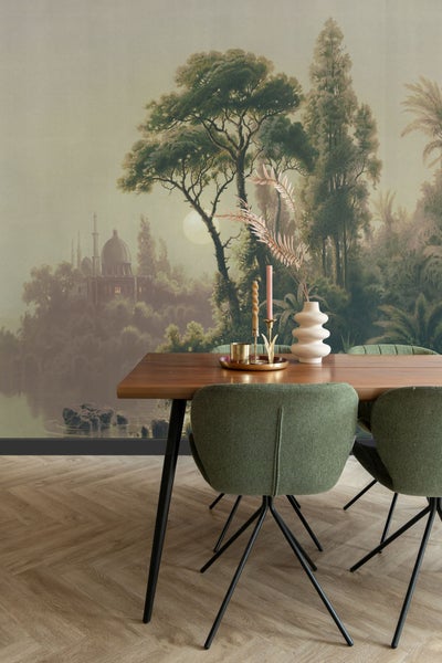 Esszimmer mit Holztisch, grünen Stühlen und einer Wandtapete mit Dschungelmotiv