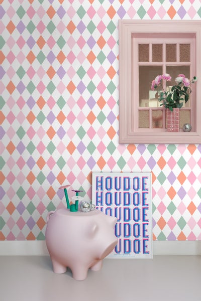 Raumansicht mit Rautenmuster-Tapete, Fenster, Dekorationen und Schweinhocker